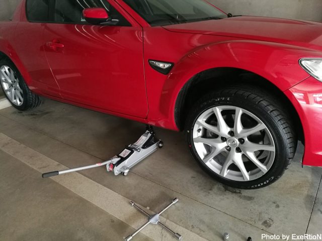 RX-8のホイールセンターキャップを交換したので手順を解説 10 RX-8 ジャッキアップ