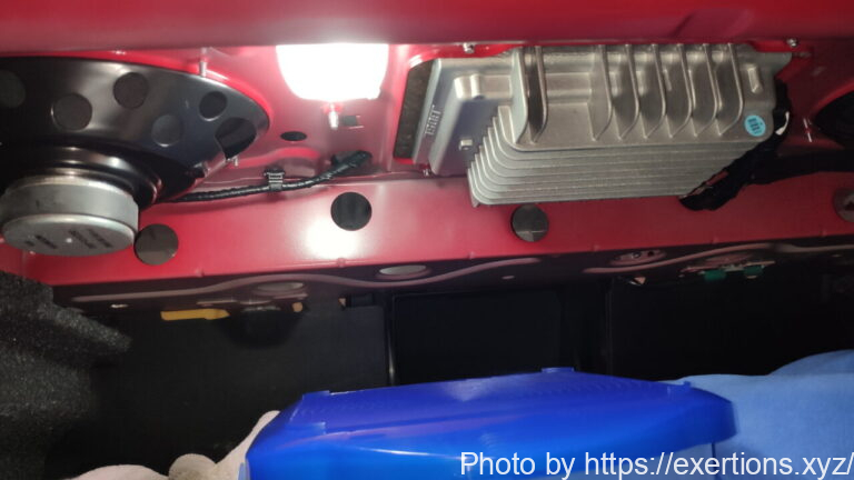 RX-8 トランクルームランプ交換方法【LED化】 5 RX-8 トランクルームランプ交換方法