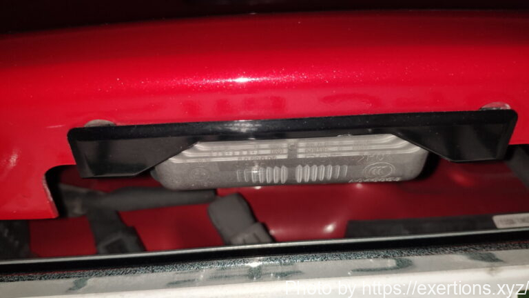 RX-8 リヤナンバー灯交換方法【LED化】 5 RX-8 リヤナンバー灯交換方法