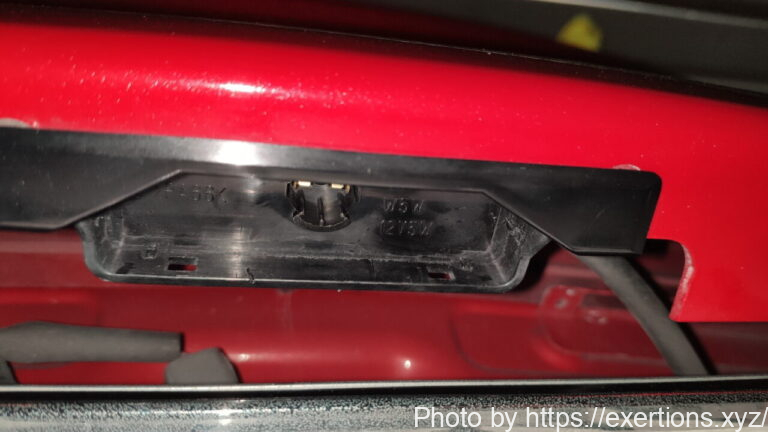 RX-8 リヤナンバー灯交換方法【LED化】 7 RX-8 リヤナンバー灯交換方法