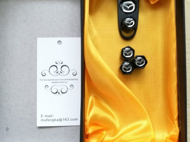 RX-8のエアバルブキャップをマツダのものに交換してみた 4 RX-8のエアバルブキャップ