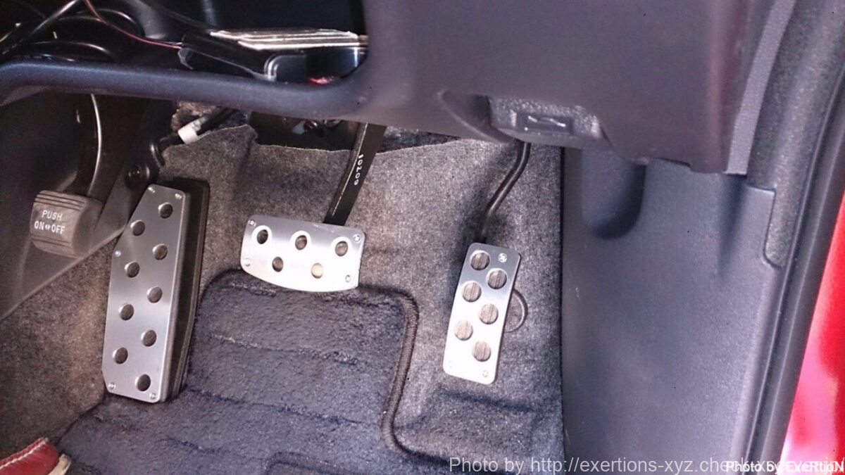 コルトラリーアートバージョンR 純正アルミペダル装着【スポーツペダル】 1 コルト純正のアルミペダル